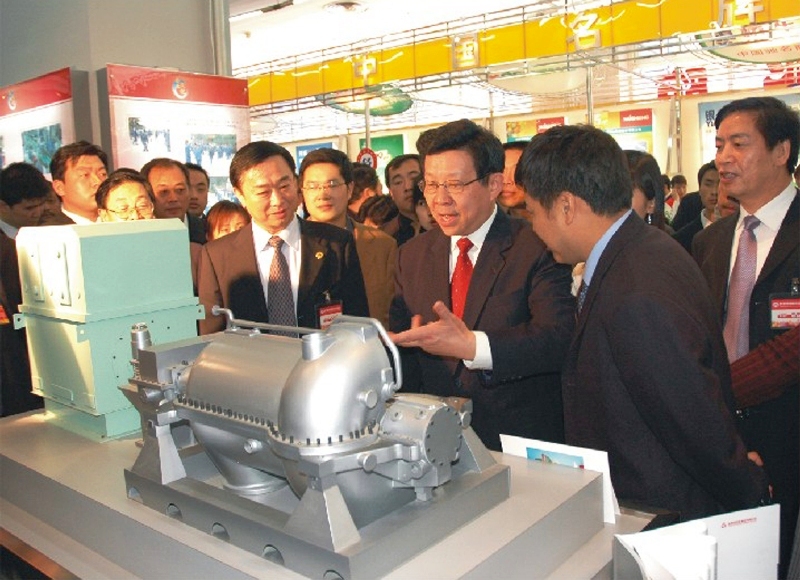 2006时任陕西省长陈德铭来雷火竞技app展区参观