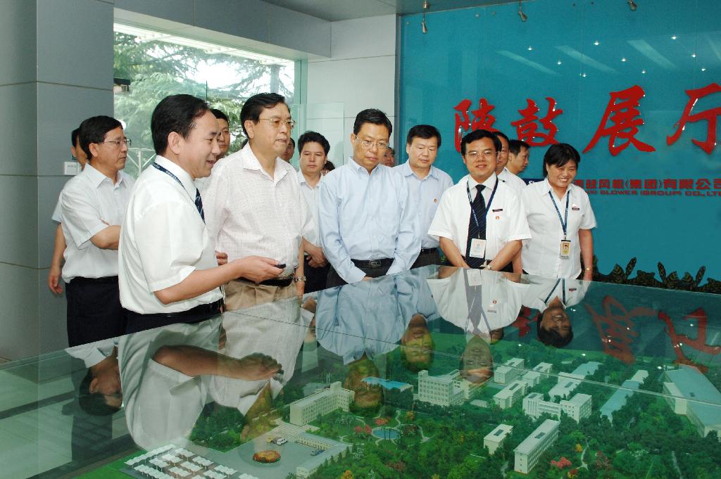 2009年省委书记赵乐际陪同国务院副总理张德江来雷火竞技app视察工作