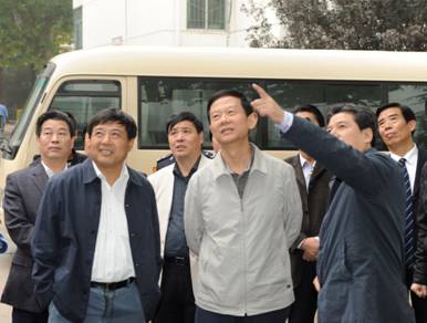 2011年集团公司董事长印建安陪同市委常委、市政法委书记丁健到雷火竞技app社区视察各项工作