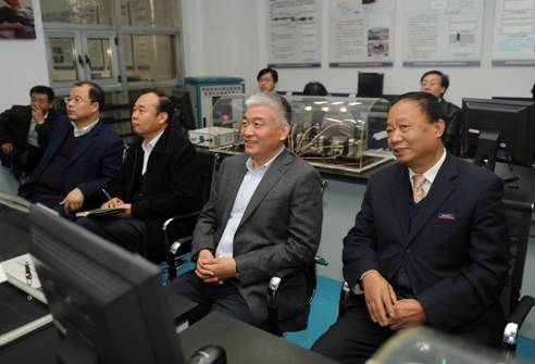 2011年科技部副部长在雷火竞技app调研时指出： 人才是根本 科技是关键 效益是基础